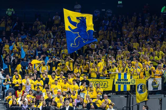 GER, BMW Top Four, Basketball BBL Pokal, semi-final, ALBA Berlin EWE Baskets Oldenburg 21 02 2026, SAP Garden, Munich, GER, BMW Top Four, Basketball BBL Pokal, semi-final, ALBA Berlin EWE Baskets Oldenburg Fans of ALBA Berlin Photo Alexander Trienitz Munich SAP Garden Bayern Germany