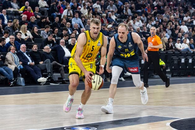 GER, BMW Top Four, Basketball BBL Pokal, semi-final, ALBA Berlin EWE Baskets Oldenburg 21 02 2026, SAP Garden, Munich, GER, BMW Top Four, Basketball BBL Pokal, semi-final, ALBA Berlin EWE Baskets Oldenburg Sam Griesel ALBA Berlin 5 , Seth Hinrichs EWE Baskets Oldenburg 21 Photo Alexander Trienitz Munich SAP Garden Bayern Germany