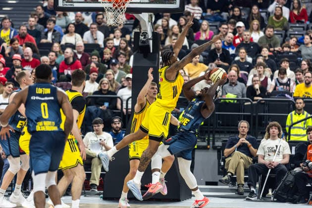 GER, BMW Top Four, Basketball BBL Pokal, Semifinal, ALBA Berlin EWE Baskets Oldenburg 21 02 2026, SAP Garden, Munich, GER, BMW Top Four, Basketball BBL Pokal, Semifinal, ALBA Berlin EWE Baskets Oldenburg Brian Fobbs EWE Baskets Oldenburg 4 , J wan Roberts ALBA Berlin 13 Photo Alexander Trienitz Munich SAP Garden Bayern Germany
