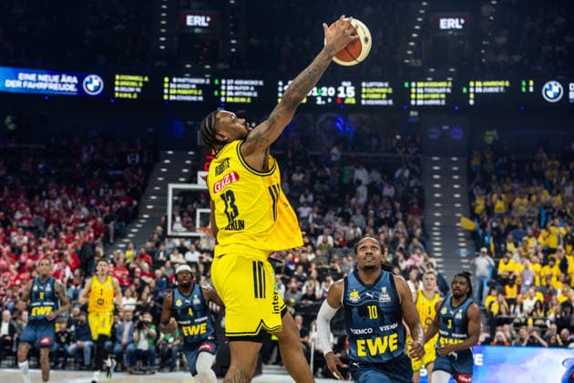 GER, BMW Top Four, Basketball BBL Pokal, semi-final, ALBA Berlin EWE Baskets Oldenburg 21 02 2026, SAP Garden, Munich, GER, BMW Top Four, Basketball BBL Pokal, semi-final, ALBA Berlin EWE Baskets Oldenburg J wan Roberts ALBA Berlin 13 Photo Alexander Trienitz Munich SAP Garden Bayern Germany