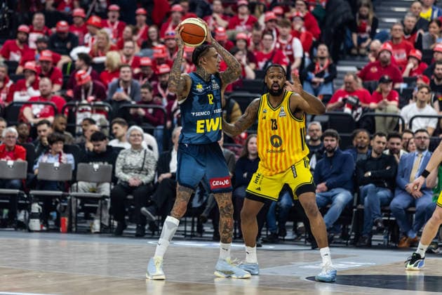 GER, BMW Top Four, Basketball BBL Pokal, semi-final, ALBA Berlin EWE Baskets Oldenburg 21 02 2026, SAP Garden, Munich, GER, BMW Top Four, Basketball BBL Pokal, semi-final, ALBA Berlin EWE Baskets Oldenburg Michale Kyser EWE Baskets Oldenburg 12 , J wan Roberts ALBA Berlin 13 Photo Alexander Trienitz Munich SAP Garden Bayern Germany