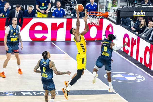 GER, BMW Top Four, Basketball BBL Pokal, semi-final, ALBA Berlin EWE Baskets Oldenburg 21 02 2026, SAP Garden, Munich, GER, BMW Top Four, Basketball BBL Pokal, semi-final, ALBA Berlin EWE Baskets Oldenburg Norris Agbakoko ALBA Berlin 17 , James Woodard EWE Baskets Oldenburg 10 Photo Alexander Trienitz Munich SAP Garden Bayern Germany