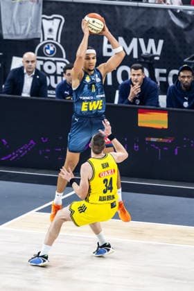 GER, BMW Top Four, Basketball BBL Pokal, semi-final, ALBA Berlin EWE Baskets Oldenburg 21 02 2026, SAP Garden, Munich, GER, BMW Top Four, Basketball BBL Pokal, semi-final, ALBA Berlin EWE Baskets Oldenburg Nicholas Tischler EWE Baskets Oldenburg 11 , Justin Bean ALBA Berlin 34 Photo Alexander Trienitz Munich SAP Garden Bayern Germany