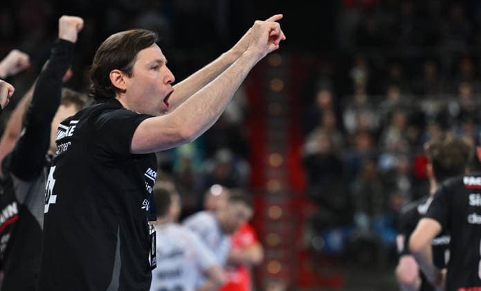 21 02 20265 Handball 1 Bundesliga DAIKIN HBL Season 2025 2026 22 Matchday HC Erlangen Metropolregion Nuremberg HCE SG Flensburg Handewitt xwoxzix Johannes Sellin Coach HC Erlangen HCE calls shouts yells