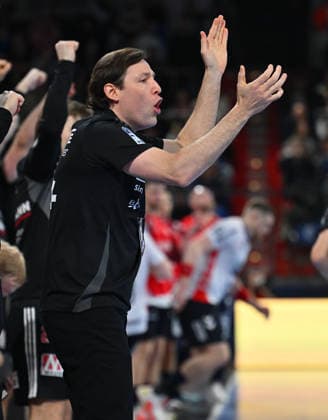 21 02 20265 Handball 1 Bundesliga DAIKIN HBL Season 2025 2026 22 Matchday HC Erlangen Metropolregion Nuremberg HCE SG Flensburg Handewitt xwoxzix Johannes Sellin Coach HC Erlangen HCE cheers on