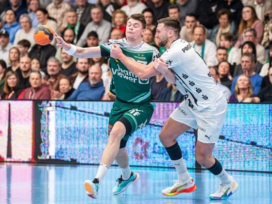 Oskar Sunnefeldt Frisch Auf Goeppingen, 27 in duel with Harald Reinkind THW Kiel, 06 , Frisch Auf Goeppingen vs THW Kiel, Handball, 1 Bundesliga, Men, Season 2025 2026, 21 02 2026, Frisch Auf Goeppingen vs THW Kiel, Handball, 1 Bundesliga, Men, Season 2025 2026, 21 02 2026 Goeppingen Copyright: xEibner-Pressefoto MichaelxSchmidx EP_MST