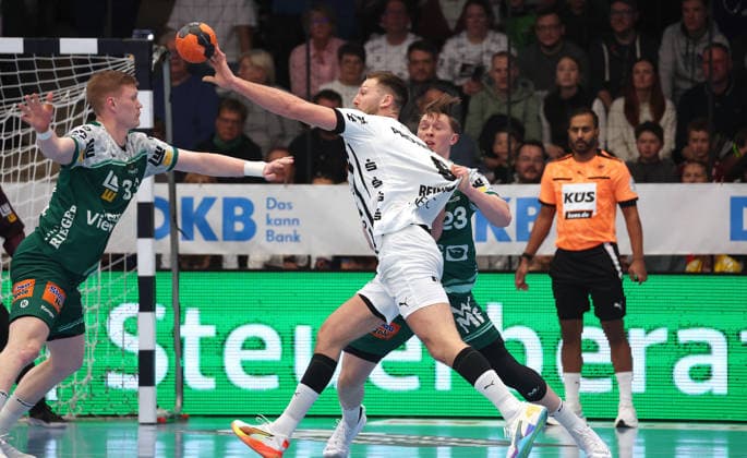 21 02 2026, Germany, Göppingen, Handball DAIKIN HBL, FRISCH AUF Göppingen vs THW Kiel, f l Ymir Örn Gislason FAG , Harald Reinkind THW , Ole Pregler FAG