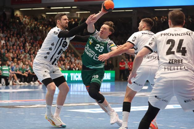 21 02 2026, Germany, Göppingen, Handball DAIKIN HBL, FRISCH AUF Göppingen vs THW Kiel, f l Hendrik Pekeler THW , Ole Pregler FAG , Harald Reinkind THW , Lukas Zerbe THW
