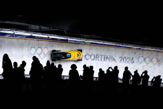 NOLTE Laura, LEVI Deborah (Deutschland) vor Fans Zuschauern, ITA, Olympische Spiele Milano Cortina 2026, Olympia, Zweierbob Frauen, Finale, 21.02.2026 ITA, Olympische Spiele Milano Cortina 2026, Olympia, Zweierbob Frauen, Finale, 21.02.2026 Cortina d Ampezzo *** NOLTE Laura, LEVI Deborah Germany in front of fans spectators, ITA, Olympic Games Milano Cortina 2026, Olympia, two-man bobsleigh women, final, 21 02 2026 ITA, Olympic Games Milano Cortina 2026, Olympia, two-man bobsleigh women, final, 21 02 2026 Cortina d Ampezzo Copyright: xEibner-Pressefoto Memmlerx EP_MMR