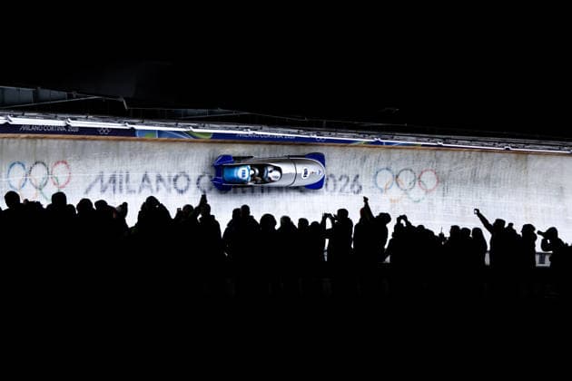 BOCH Margot, SENECHAL Carla (Frankreich) vor Fans Zuschauern, ITA, Olympische Spiele Milano Cortina 2026, Olympia, Zweierbob Frauen, Finale, 21.02.2026 ITA, Olympische Spiele Milano Cortina 2026, Olympia, Zweierbob Frauen, Finale, 21.02.2026 Cortina d Ampezzo *** BOCH Margot, SENECHAL Carla France in front of fans spectators, ITA, Olympic Games Milano Cortina 2026, Olympia, two-man bobsleigh women, final, 21 02 2026 ITA, Olympic Games Milano Cortina 2026, Olympia, two-man bobsleigh women, final, 21 02 2026 Cortina d Ampezzo Copyright: xEibner-Pressefoto Memmlerx EP_MMR