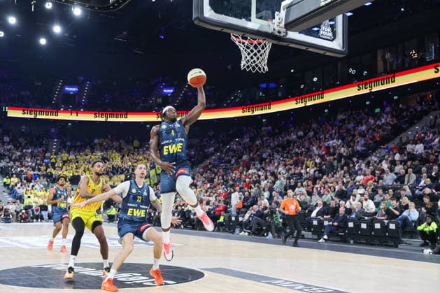 Brian Fobbs EWE Baskets Oldenburg, 04 with Tomislav Zubcic EWE Baskets Oldenburg, 33 and Norris Agbakoko Alba Berlin, 17 , GER, Alba Berlin vs EWE Baskets Oldenburg, Basketball, BBL Pokal, BMW TOP FOUR, Semi-final, 2025 2026 season, 21 02 2026, GER, Alba Berlin vs EWE Baskets Oldenburg, Basketball, BBL Pokal, BMW TOP FOUR, Semi-final, 2025 2026 season, 21 02 2026 Munich Copyright: xEibner-Pressefoto JennixMaulx EP_JML
