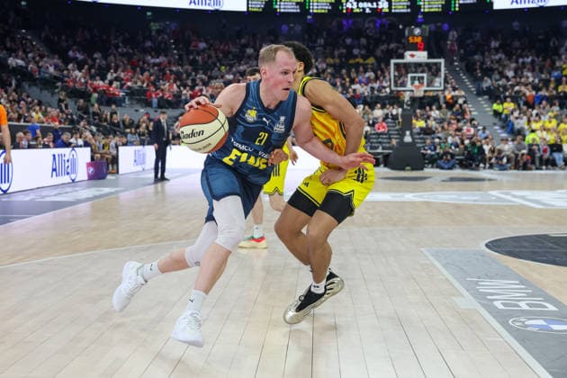 Seth Hinrichs EWE Baskets Oldenburg, 21 with Jack Kayil Alba Berlin, 07 , GER, Alba Berlin vs EWE Baskets Oldenburg, Basketball, BBL Pokal, BMW TOP FOUR, Semi-final, 2025 2026 season, 21 02 2026, GER, Alba Berlin vs EWE Baskets Oldenburg, Basketball, BBL Pokal, BMW TOP FOUR, Semi-final, 2025 2026 season, 21 02 2026 Munich Copyright: xEibner-Pressefoto JennixMaulx EP_JML