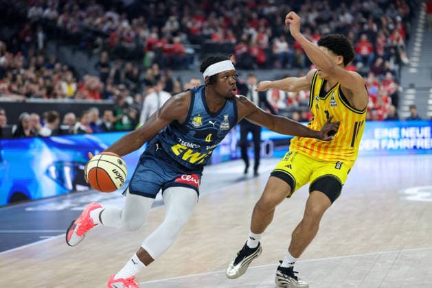 Brian Fobbs EWE Baskets Oldenburg, 04 with Jack Kayil Alba Berlin, 07 , GER, Alba Berlin vs EWE Baskets Oldenburg, Basketball, BBL Cup, BMW TOP FOUR, Semi-finals, 2025 2026 season, 21 02 2026, GER, Alba Berlin vs EWE Baskets Oldenburg, Basketball, BBL Cup, BMW TOP FOUR, Semi-finals, 2025 2026 season, 21 02 2026 Munich Copyright: xEibner-Pressefoto JennixMaulx EP_JML