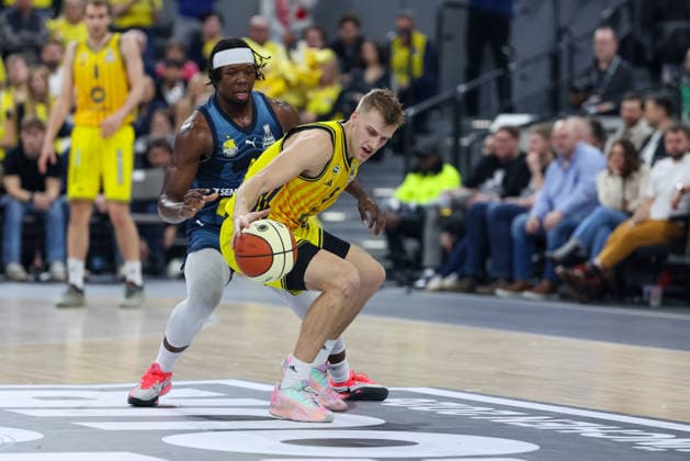 Sam Griesel Alba Berlin, 05 with Brian Fobbs EWE Baskets Oldenburg, 04 , GER, Alba Berlin vs EWE Baskets Oldenburg, Basketball, BBL Cup, BMW TOP FOUR, Semi-finals, 2025 2026 season, 21 02 2026, GER, Alba Berlin vs EWE Baskets Oldenburg, Basketball, BBL Cup, BMW TOP FOUR, Semi-finals, 2025 2026 season, 21 02 2026 Munich Copyright: xEibner-Pressefoto JennixMaulx EP_JML