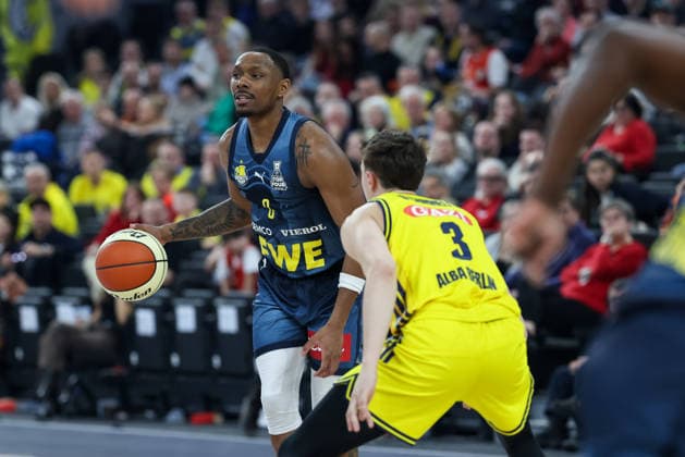 Kyle Lofton EWE Baskets Oldenburg, 00 with Alex OConnell Alba Berlin, 03 , GER, Alba Berlin vs EWE Baskets Oldenburg, Basketball, BBL Cup, BMW TOP FOUR, Semi-finals, 2025 2026 season, 21 02 2026, GER, Alba Berlin vs EWE Baskets Oldenburg, Basketball, BBL Cup, BMW TOP FOUR, Semi-finals, 2025 2026 season, 21 02 2026 Munich Copyright: xEibner-Pressefoto JennixMaulx EP_JML