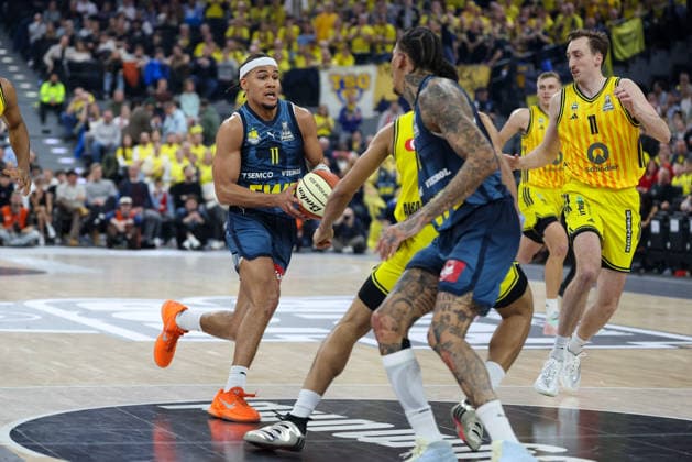 Nicholas Tischler EWE Baskets Oldenburg, 11 with Moses Wood Alba Berlin, 11 , GER, Alba Berlin vs EWE Baskets Oldenburg, Basketball, BBL Cup, BMW TOP FOUR, Semi-finals, 2025 2026 season, 21 02 2026, GER, Alba Berlin vs EWE Baskets Oldenburg, Basketball, BBL Cup, BMW TOP FOUR, Semi-finals, 2025 2026 season, 21 02 2026 Munich Copyright: xEibner-Pressefoto JennixMaulx EP_JML