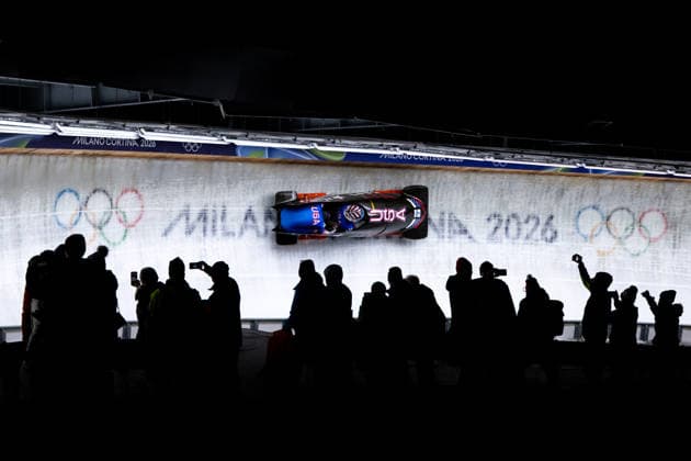 ARMBRUSTER HUMPHRIES Kaillie, JONES Jasmine (USA) vor Fans Zuschauern, ITA, Olympische Spiele Milano Cortina 2026, Olympia, Zweierbob Frauen, Finale, 21.02.2026 ITA, Olympische Spiele Milano Cortina 2026, Olympia, Zweierbob Frauen, Finale, 21.02.2026 Cortina d Ampezzo *** ARMBRUSTER HUMPHRIES Kaillie, JONES Jasmine USA in front of fans spectators, ITA, Olympic Games Milano Cortina 2026, Olympia, two-man bobsleigh women, final, 21 02 2026 ITA, Olympic Games Milano Cortina 2026, Olympia, two-man bobsleigh women, final, 21 02 2026 Cortina d Ampezzo Copyright: xEibner-Pressefoto Memmlerx EP_MMR