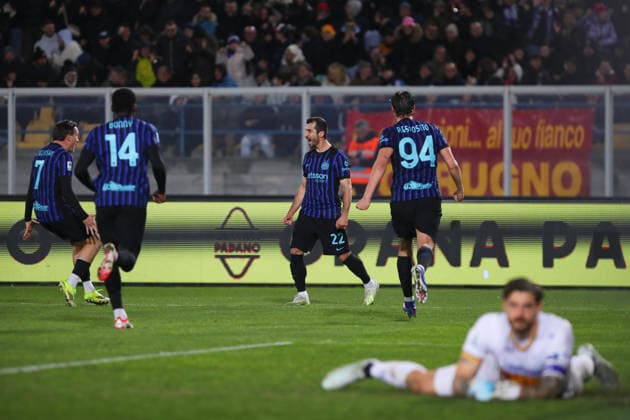 Henrikh Mkhitaryan of FC Internazionale Milano celebrates with his team mates the goal of 0-1 scored during the serie A match between US Lecce and FC Internazionale Milano at Ettore Giardiniero - Via del Mare stadium in Lecce (Italy), February 21, 2026. massimilianoxcarnabuci