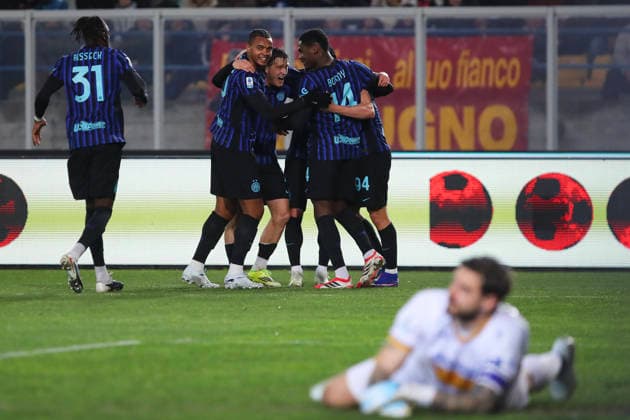 Henrikh Mkhitaryan of FC Internazionale Milano celebrates with his team mates the goal of 0-1 scored during the serie A match between US Lecce and FC Internazionale Milano at Ettore Giardiniero - Via del Mare stadium in Lecce (Italy), February 21, 2026. massimilianoxcarnabuci