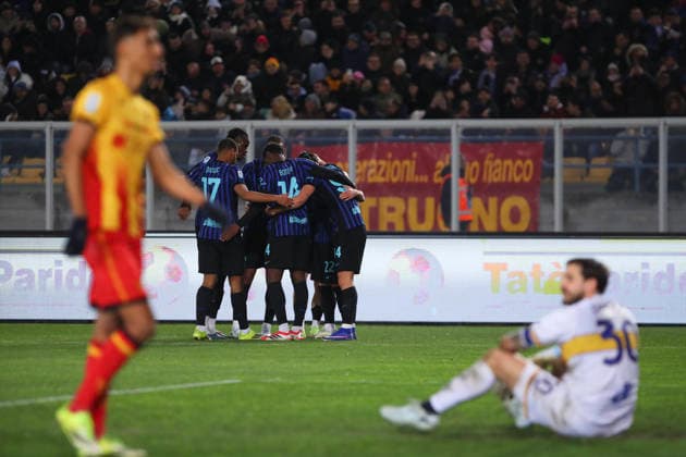 Henrikh Mkhitaryan of FC Internazionale Milano celebrates with his team mates the goal of 0-1 scored during the serie A match between US Lecce and FC Internazionale Milano at Ettore Giardiniero - Via del Mare stadium in Lecce (Italy), February 21, 2026. massimilianoxcarnabuci