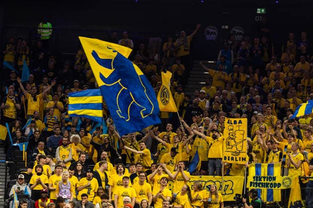 GER, BMW Top Four, Basketball BBL Pokal, semi-final, ALBA Berlin EWE Baskets Oldenburg 21 02 2026, SAP Garden, Munich, GER, BMW Top Four, Basketball BBL Pokal, semi-final, ALBA Berlin EWE Baskets Oldenburg Fasn von ALBA Berlin Foto Alexander Trienitz München SAP Garden Bayern Deutschland