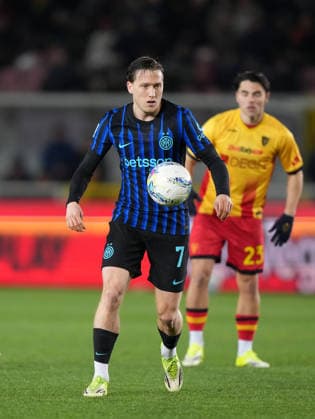 US Lecce v FC Internazionale - Serie A Piotr Zielinski of FC Internazionale plays during the Serie A match between US Lecce and Internazionale FC in Lecce, Italy, on February 21, 2026. Lecce Italy  Copyright: xGabrielexMaricchiolox originalFilename:maricchiolo-usleccev260221_npRcE.jpg