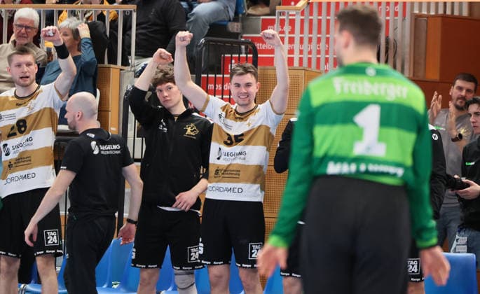 GER HBL2 Season 2025 2026 VfL Potsdam vs HC Elbflorenz Dresden, 21 02 26, MBS Arena, Potsdam Reserve bench of HC Elbflorenz cheers over save by Marino MALLWITZ HC Elbflorenz 1 , Emotion, team spirit