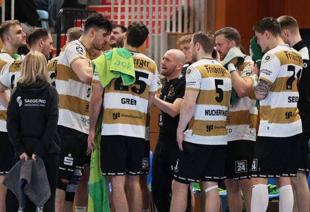 GER HBL2 Season 2025 2026 VfL Potsdam vs HC Elbflorenz Dresden, 21 02 26, MBS Arena, Potsdam Timeout, Team HC Elbflorenz, Anspreche, Andre HABER HC Elbflorenz Trainer , Coaching