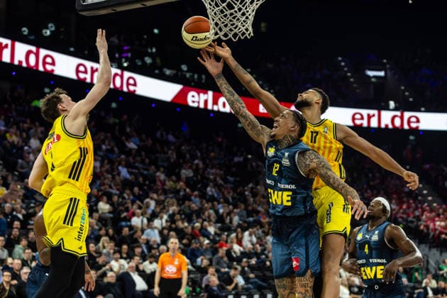 GER, BMW Top Four, Basketball BBL Pokal, semi-final, ALBA Berlin EWE Baskets Oldenburg 21 02 2026, SAP Garden, Munich, GER, BMW Top Four, Basketball BBL Pokal, semi-final, ALBA Berlin EWE Baskets Oldenburg Michale Kyser EWE Baskets Oldenburg 12 , Norris Agbakoko ALBA Berlin 17 Photo Alexander Trienitz Munich SAP Garden Bayern Germany