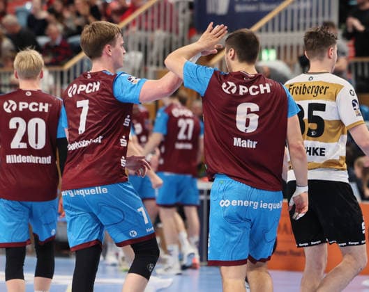 GER HBL2 Season 2025 2026 VfL Potsdam vs HC Elbflorenz Dresden, 21 02 26, MBS Arena, Potsdam High-five at half-time, Nicolas PAULNSTEINER 1 VfL Potsdam 7 , Markus MAHR 1 VfL Potsdam 6 had reduced the deficit to 12 14 in the final seconds of the first half