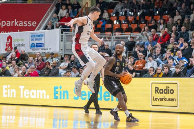 Duel between Luca Kahl Bayer Giants Leverkusen, 03 and Jordan Johnson Tigers Tuebingen, 11 Bayer Giants Leverkusen vs Tigers Tuebingen, Basketball, Barmer 2 Basketballbundesliga, 24 Matchday, Season 2025 2026, 21 02 2026 Bayer Giants Leverkusen vs Tigers Tuebingen, Basketball, Barmer 2 Basketballbundesliga, Pro A, 24 Matchday, Season 2025 2026, 21 02 2026 Leverkusen Copyright: xEibner-Pressefoto ThomasxHaeslerx EP_THR