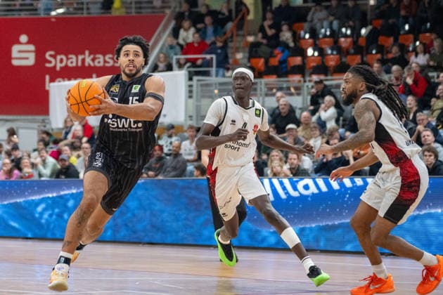 duel between Patrick Emilien Tigers Tuebingen, 15 , Loek Wur Bayer Giants Leverkusen, 04 and Kobe Langley Bayer Giants Leverkusen, 08 Bayer Giants Leverkusen vs Tigers Tuebingen, Basketball, Barmer 2 Basketballbundesliga, 24 Matchday, Season 2025 2026, 21 02 2026 Bayer Giants Leverkusen vs Tigers Tuebingen, Basketball, Barmer 2 Basketballbundesliga, Pro A, 24 Matchday, Season 2025 2026, 21 02 2026 Leverkusen Copyright: xEibner-Pressefoto ThomasxHaeslerx EP_THR