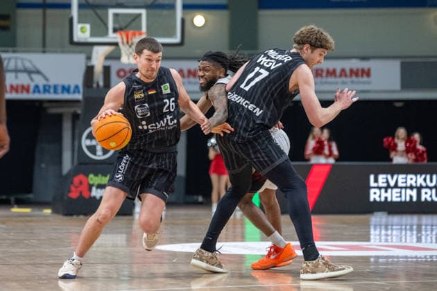 duel between Till Joenke Tigers Tuebingen, 26 and Kobe Langley Bayer Giants Leverkusen, 08 Thereby Lukas Max Millner Tigers Tuebingen, 17 Bayer Giants Leverkusen vs Tigers Tuebingen, Basketball, Barmer 2 Basketballbundesliga, 24 Matchday, Season 2025 2026, 21 02 2026 Bayer Giants Leverkusen vs Tigers Tuebingen, Basketball, Barmer 2 Basketballbundesliga, Pro A, 24 Matchday, Season 2025 2026, 21 02 2026 Leverkusen Copyright: xEibner-Pressefoto ThomasxHaeslerx EP_THR