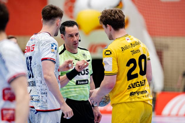 Krefeld, 21 02 2026, Handball, Men, 2 Bundesliga, 20 Matchday, 2025 2026 HSG Krefeld Niederrhein TV 05 07 Hüttenberg Fabian Baumgart Referee, with me Address to Lukas Siegler HSG Krefeld Niederrhein, 20 and David Kuntscher TV 05 07 Hüttenberg, 97 Krefeld Glockenspitzhalle NRW Germany