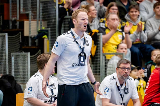 Krefeld, 21 02 2026, Handball, Men, 2 Bundesliga, 20 Matchday, 2025 2026 HSG Krefeld Niederrhein TV 05 07 Hüttenberg Steffen Kneer Coach TV 05 07 Hüttenberg emotional on the sidelines Krefeld Glockenspitzhalle NRW Germany