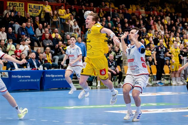 Krefeld, 21 02 2026, Handball, Men, 2 Bundesliga, 20 Matchday, 2025 2026 HSG Krefeld Niederrhein TV 05 07 Hüttenberg Niklas Ingenpaß HSG Krefeld Niederrhein, 55 at goal throw Krefeld Glockenspitzhalle NRW Germany