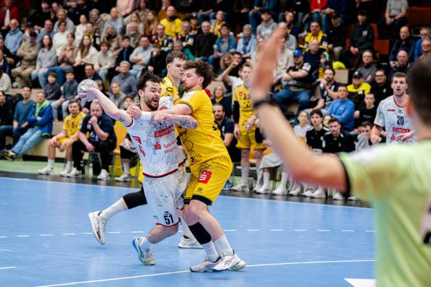 Krefeld, 21 02 2026, Handball, Men, 2 Bundesliga, 20 Matchday, 2025 2026 HSG Krefeld Niederrhein TV 05 07 Hüttenberg Hendrik Schreiber TV 05 07 Hüttenberg, 51 in duel with Mike Schulz HSG Krefeld Niederrhein, 23 Krefeld Glockenspitzhalle NRW Germany