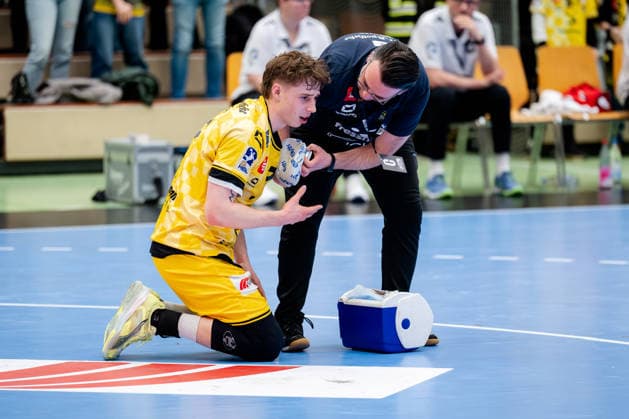 Krefeld, 21 02 2026, Handball, Men, 2 Bundesliga, 20 Matchday, 2025 2026 HSG Krefeld Niederrhein TV 05 07 Hüttenberg Marvin Kix HSG Krefeld Niederrhein, 7 after a duel on the floor Krefeld Glockenspitzhalle NRW Germany