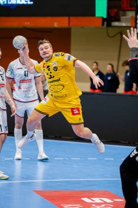 Krefeld, 21 02 2026, Handball, Men, 2 Bundesliga, 20 Matchday, 2025 2026 HSG Krefeld Niederrhein TV 05 07 Hüttenberg Falk Kolodziej HSG Krefeld Niederrhein, 5 at goal throw Krefeld Glockenspitzhalle NRW Germany