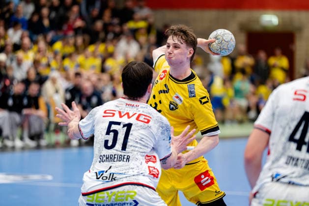 Krefeld, 21 02 2026, Handball, Men, 2 Bundesliga, 20 Matchday, 2025 2026 HSG Krefeld Niederrhein TV 05 07 Hüttenberg Marvin Kix HSG Krefeld Niederrhein, 7 throwing from the back against Hendrik Schreiber TV 05 07 Hüttenberg, 51 Krefeld Glockenspitzhalle NRW Germany