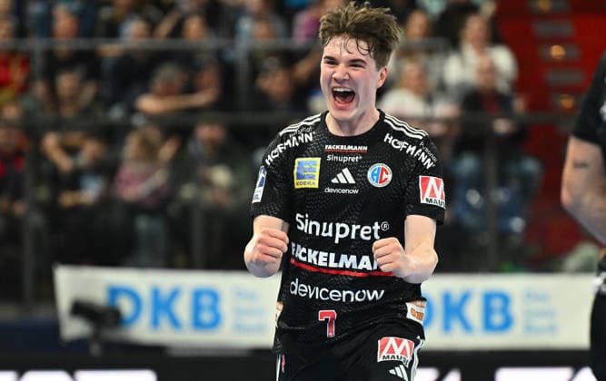 21 02 20265 Handball 1 Bundesliga DAIKIN HBL Season 2025 2026 22 Matchday HC Erlangen Metropolregion Nuremberg HCE SG Flensburg Handewitt xwoxzix Yannik Bialowas 7, HC Erlangen HCE clenches fist fists goal celebration jubilation joy