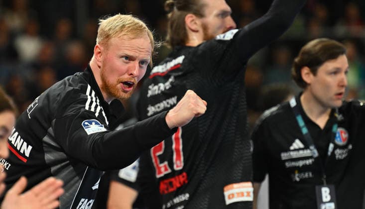 21 02 20265 Handball 1 Bundesliga DAIKIN HBL Season 2025 2026 22 Matchday HC Erlangen Metropolregion Nuremberg HCE SG Flensburg Handewitt xwoxzix Sebastian Firnhaber 18, HC Erlangen HCE clenches fist fists