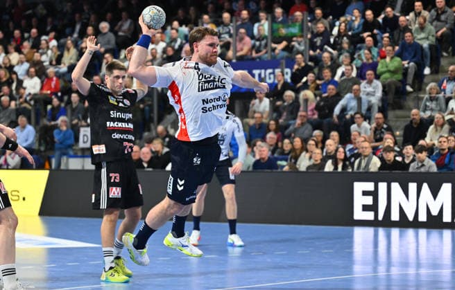 21 02 20265 Handball 1 Bundesliga DAIKIN HBL Season 2025 2026 22 Matchday HC Erlangen Metropolregion Nuremberg HCE SG Flensburg Handewitt xwoxzix Johannes Golla 4, SG Flensburg Handewitt in front of Viggo Kristjansson 73, HC Erlangen HCE