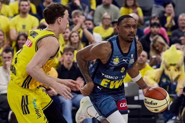 German Basketball BBL Cup, ALBA Berlin vs EWE Baskets Oldenburg, Berlin ALBA, Oldenburg EWE Baskets, 2026 02 21 in Munich SAP Garden LOFTON Kyle EWE BASKETS Oldenburg Point Guard PG Nr0 OLD0 , O CONNELL Alex ALBA Berlin Shooting Guard SG Nr3 BER3 sportworld Munich SAP Garden Bayern Germany