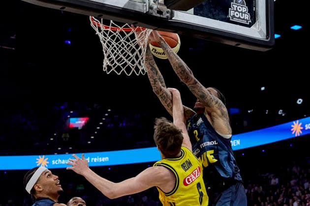German Basketball BBL Cup, ALBA Berlin vs EWE Baskets Oldenburg, Berlin ALBA, Oldenburg EWE Baskets, 2026 02 21 in Munich SAP Garden KYSER Michale EWE BASKETS Oldenburg Center C Nr12 OLD12 , DELOW Malte ALBA Berlin Small Forward SF Nr6 BER6 sportworld München SAP Garden Bayern Germany