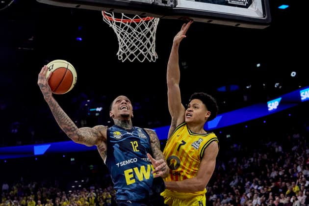 German Basketball BBL Cup, ALBA Berlin vs EWE Baskets Oldenburg, Berlin ALBA, Oldenburg EWE Baskets, 2026 02 21 in Munich SAP Garden KYSER Michale EWE BASKETS Oldenburg Center C Nr12 OLD12 , KAYIL Jack ALBA Berlin Point Guard PG Nr7 BER7 sportworld München SAP Garden Bayern Germany
