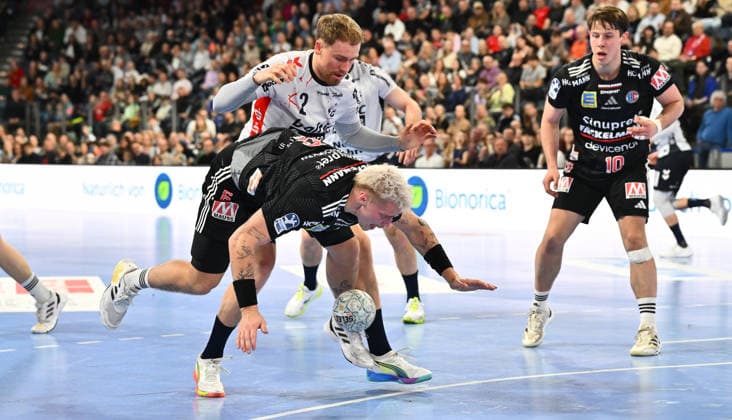 21 02 20265 Handball 1 Bundesliga DAIKIN HBL Season 2025 2026 22 Matchday HC Erlangen Metropolregion Nürnberg HCE SG Flensburg Handewitt xwoxzix Marek Nissen 6, HC Erlangen HCE in front of Simon Pytlick 2, SG Flensburg Handewitt