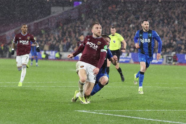 West Ham gegen Bournemouth 21. Februar 2026, London Premier League Fußball West Ham United gegen AFC Bournemouth Jarrod Bowen von West Ham United geht im Strafraum unter Druck von Adrien Truffert von Bournemouth zu Boden, aber ein Elfmeter wird nicht gegeben Foto Charlotte Wilson Abseits London UK  Copyright: xCharlottexWilsonx xOffsidexOffside