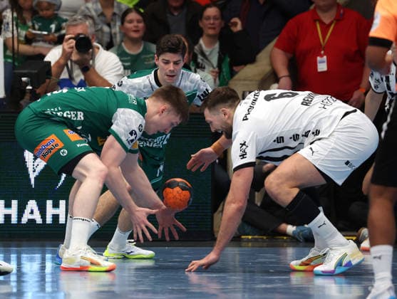 21 02 2026, Germany, Göppingen, Handball DAIKIN HBL, FRISCH AUF Göppingen vs THW Kiel, f l Oskar Neudeck FAG , Rutger ten Velde FAG , Harald Reinkind THW