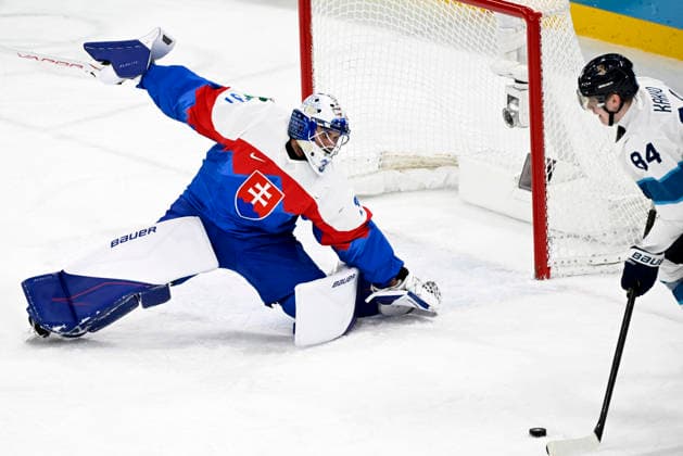 LKS 20260221 Goalkeeper Samuel Hlavaj of Slovakia and Kaapo Kakko of Finland in action during the men s Ice hockey, Eishockey bronze medal match between Slovakia and Finland during the Milano Cortina Winter Olympics at the Milano Santa Giulia Ice Hockey Arena in Milan on February 21, 2026. - EMMI KORHONEN Milano Italy O5zy0_ge6uo  Copyright: xEmmixKorhonenx O5zy0_ge6uo